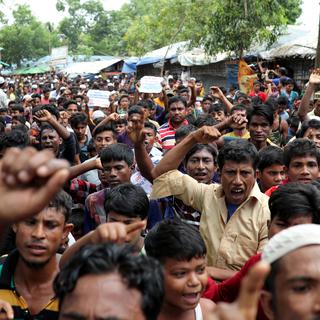 Réfugiés en colère dans le camp de Kutupalong, au Bangladesh. [Reuters - Mohammad Ponir Hossain]