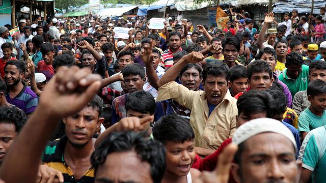Réfugiés en colère dans le camp de Kutupalong, au Bangladesh. [Reuters - Mohammad Ponir Hossain]