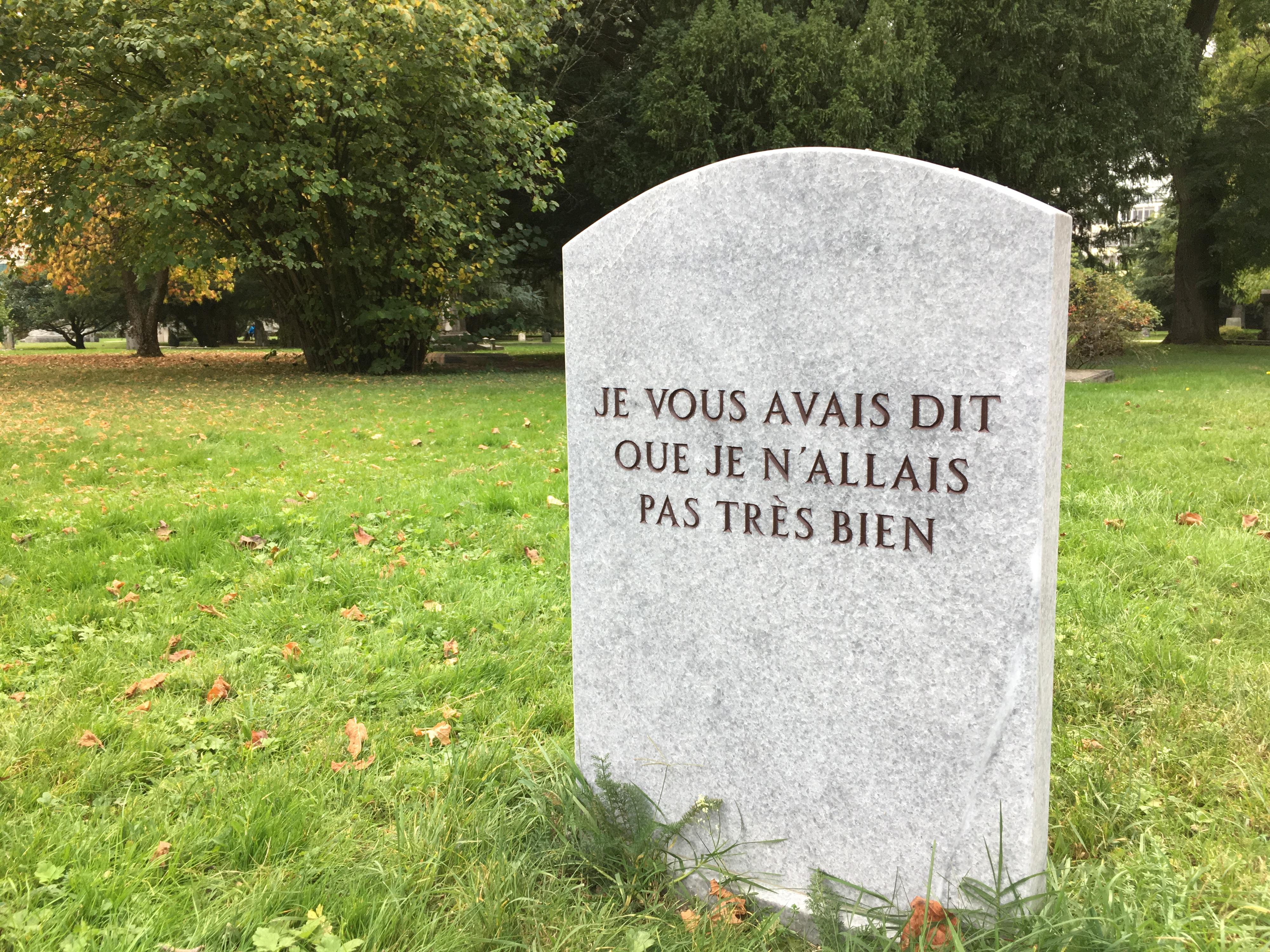 L'oeuvre de Gianni Motti, Je vous avais dit que je n'allais pas très bien (2016), réalisée dans le cadre de l'exposition Open End au cimetière des Rois à Genève. [RTS - Pauline Rappaz]