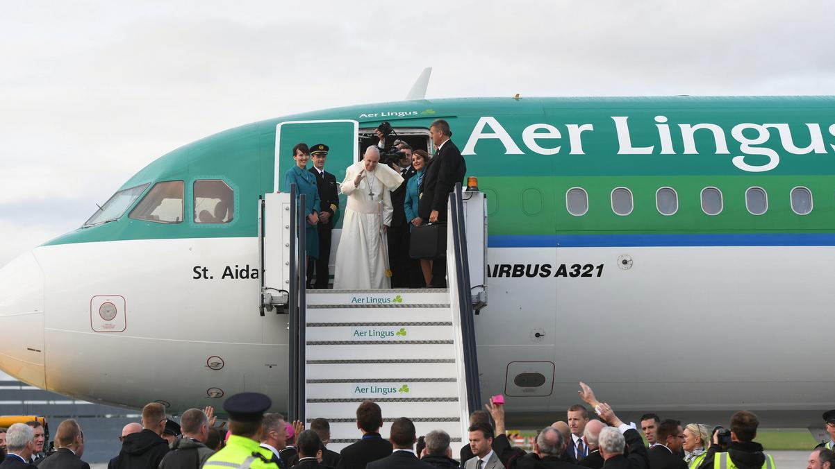 Le pape François salue la foule alors qu'il s'apprête à quitter Dublin, ce 26 août 2018, [AP PA - JOE GIDDENS]