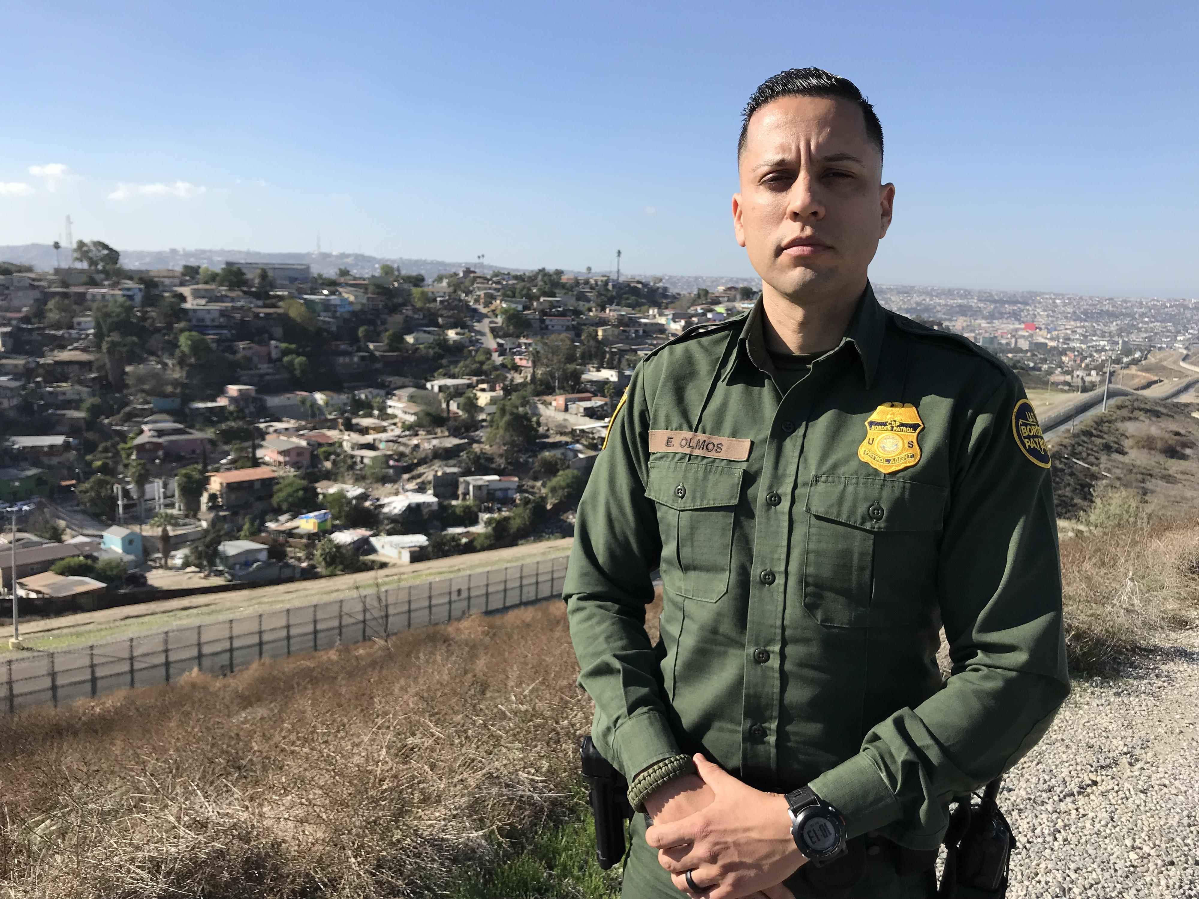 Eduardo, agent de la Border Patrol, à quelques mètre du grillage actuel séparant San Diego de Tijuana.