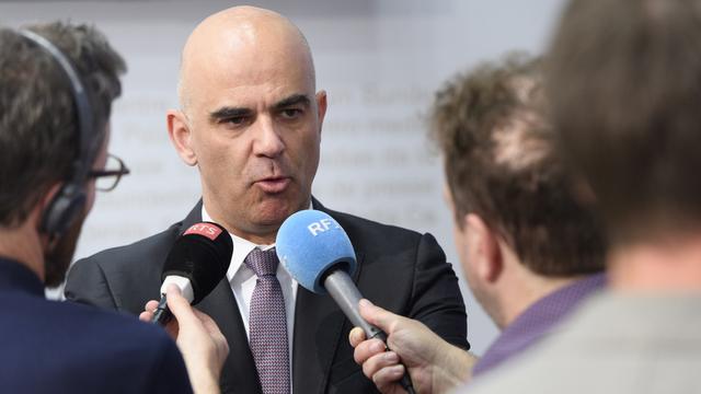 Alain Berset parlant avec des journalistes après sa conférence de presse. [Keystone - Anthony Anex]