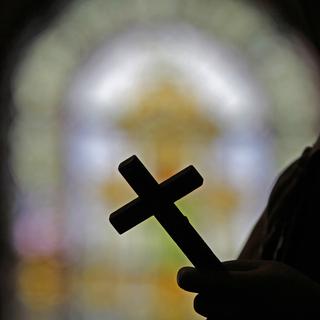 Une silhouette dans une église de la Nouvelle-Orléans (photo prétexte). [Keystone - AP Photo/Gerald Herbert]