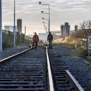 Deux jeunes Afghans sur une voie de chemin de fer à Calais, en décembre 2017. [AFP - Dominika Zarzycka]
