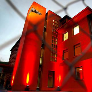 Le bâtiment abritant La Manufacture, Haute école de théâtre de Suisse romande, lors de son inauguration, le 28 novembre 2003 à Lausanne. [Keystone - Fabrice Coffrini]