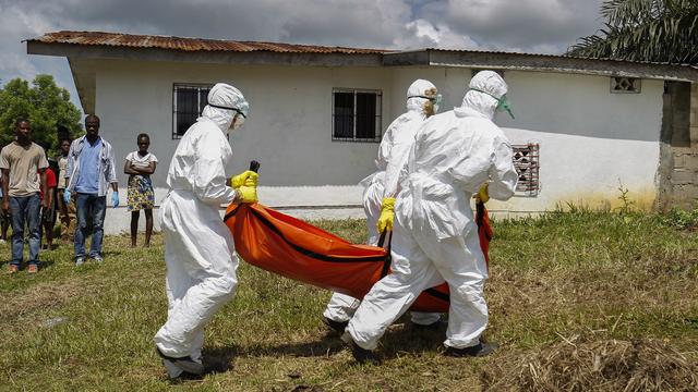 La Croix-Rouge évacue le corps d'une victime d'Ebola au Liberia en 2014. (Image d'illsutration). [EPA/AHMED - AHMED JALLANZO]