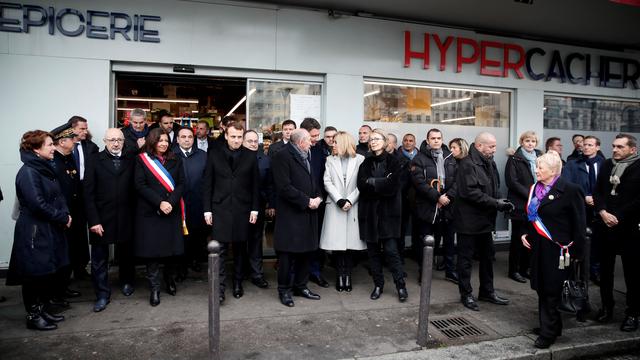 Emmanuel Macron s'est rendu sur les lieux des attentats de janvier 2015 à Paris, comme ici au magasin Hypercacher de Porte de Vincennes, [REUTERS - Christian Hartmann]