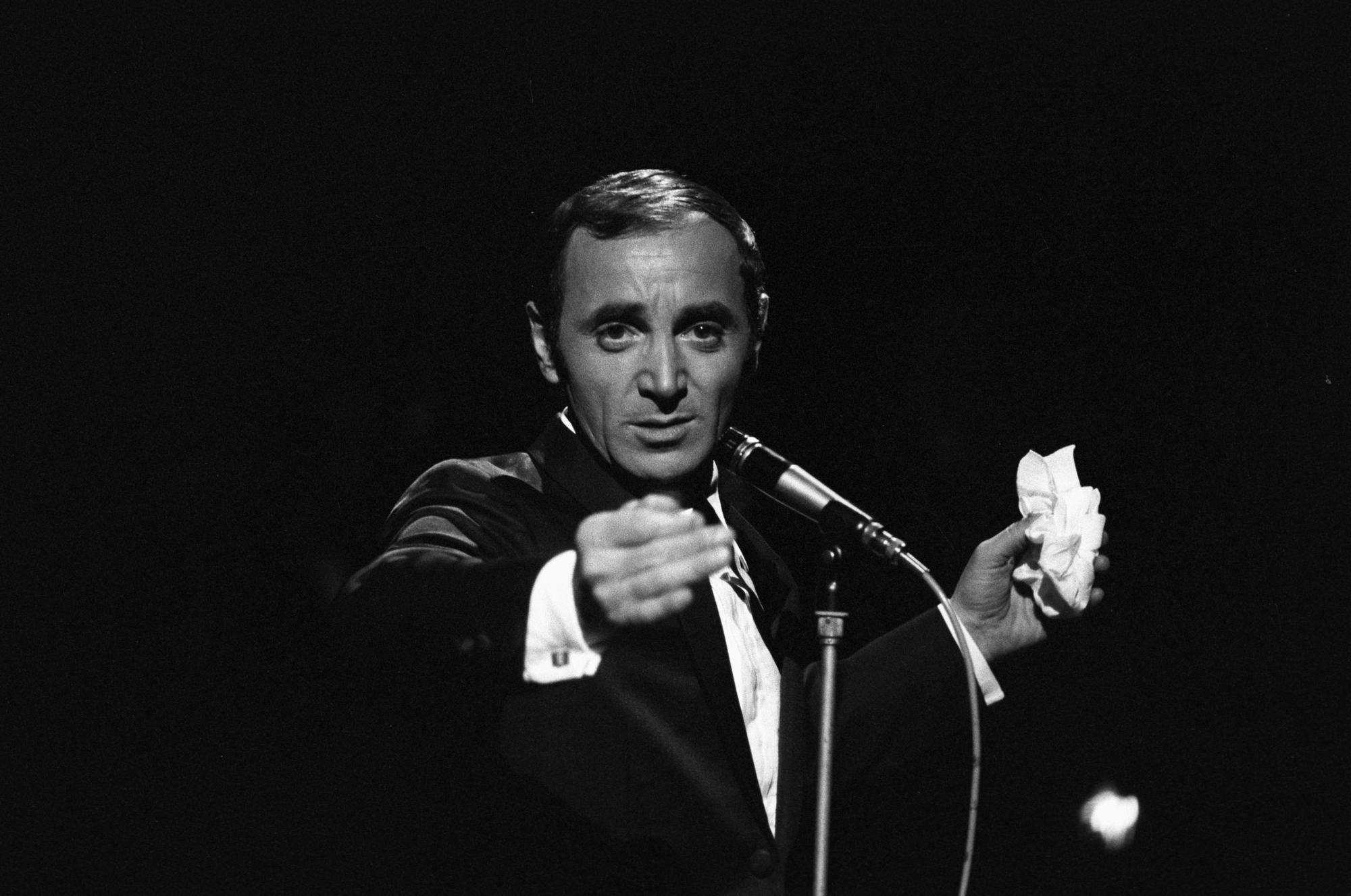 Charles Aznavour derrière le micro lors de l'enregistrement d'un numéro de "Palmarès des chansons". [AFP - Bernard Pascucci / Ina]