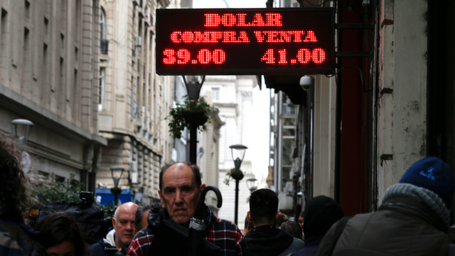 Comme la livre turque, le peso argentin est en chute libre. [AP/Keystone - Natacha Pisarenko]