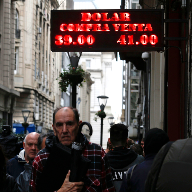 Comme la livre turque, le peso argentin est en chute libre. [AP/Keystone - Natacha Pisarenko]
