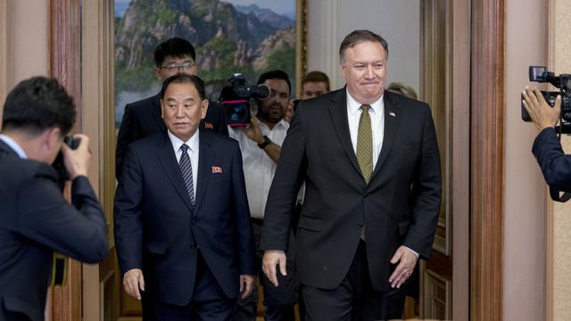 Kim Yong Chol, le bras droit du numéro un nord-coréen Kim Jong-un, et le secrétaire d'Etat américain Mike Pompeo. [AP/Keystone - Andrew Harni]