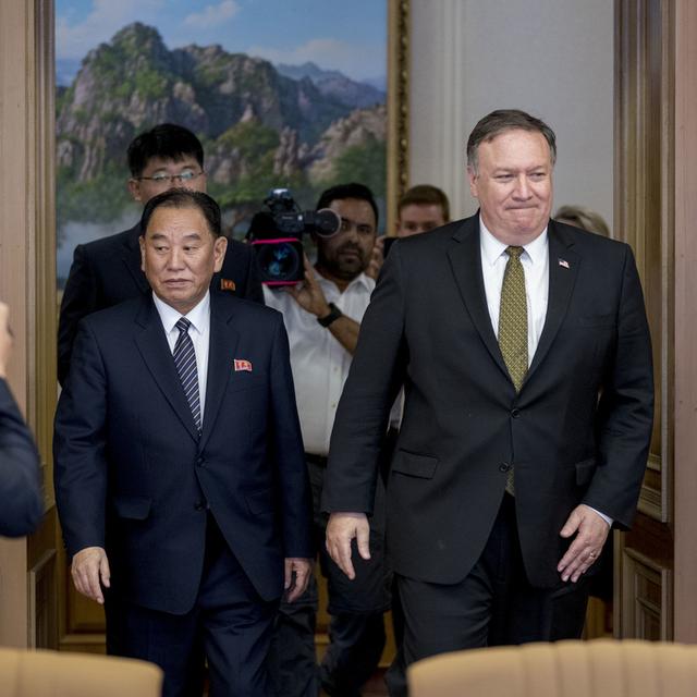 Kim Yong Chol, le bras droit du numéro un nord-coréen Kim Jong-un, et le secrétaire d'Etat américain Mike Pompeo. [AP/Keystone - Andrew Harni]