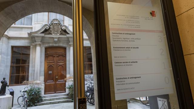 L'entrée de l'Hôtel-de-Ville à genève où des perquisitions ont été menées dans les bureaux de conseillers administratifs. [Keystone - Martial Trezzini]