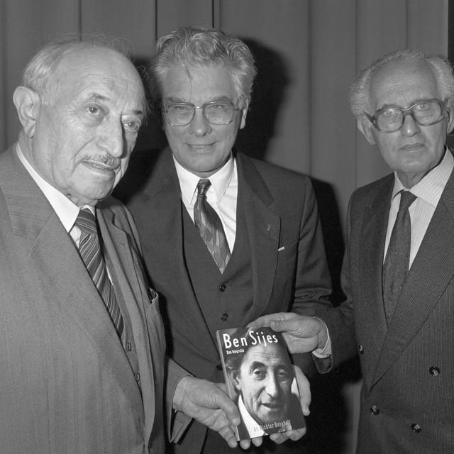 Simon Wiesenthal, Richter Roegholt en Lou de Jong (1988) [Wikimedia commons]