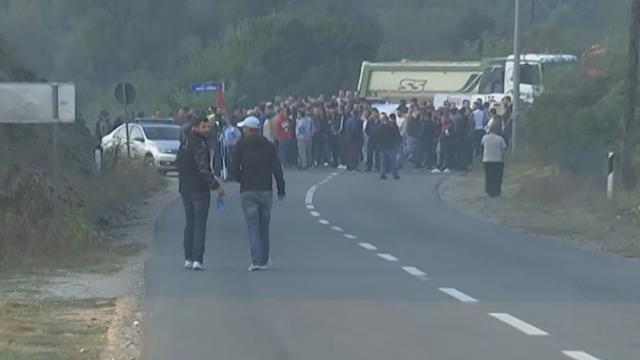 Capture d'écran du blocage de la route menant de Mitrovica, dans le nord du Kosovo, vers le village de Banje, ce 9 septembre 2018.