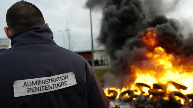 Le personnel du service pénitentiaire manifeste à l'extérieur de la prison de Vendin-le-Vieil, dans le Pas-de-Calais, au nord de la France. [keystone - Michel Spingler]