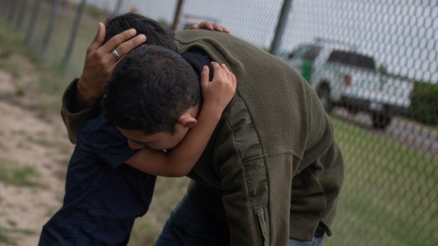 Un enfant et son père après leur entrée illégale aux Etats-Unis. [Reuters - Adrees Latif]