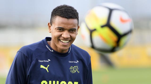 Manuel Akanji peut sourire, la presse l'encense. [Keystone - Laurent Gillieron]