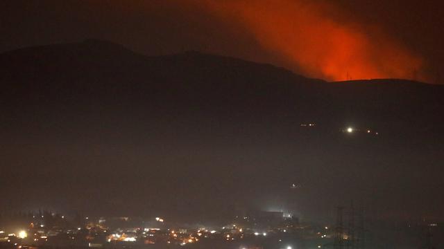 De la fumée au-dessus de Damas (Syrie) après les bombardements de la nuit du 25 au 26 décembre entre Israël et la Syrie. [Reuters - Omar Sanadiki]