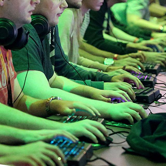 Des jeunes jouant à des jeux vidéos. [Keystone/DPA - Oliver Berg]