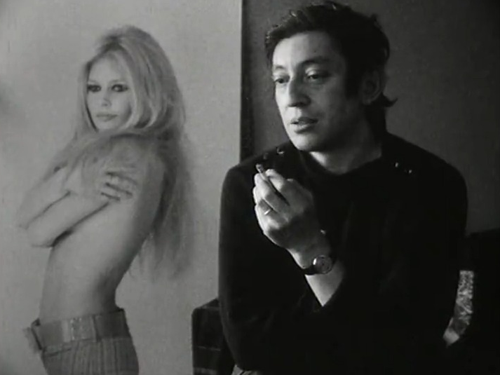 Serge Gainsbourg (et Brigitte Bardot en poster) en 1968. [RTS]