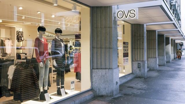 Le groupe OVS a dû renoncer à ses magasins en Suisse. [Keystone - Christian Beutler]