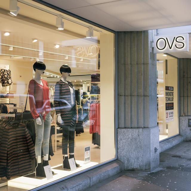 Le groupe OVS a dû renoncer à ses magasins en Suisse. [Keystone - Christian Beutler]
