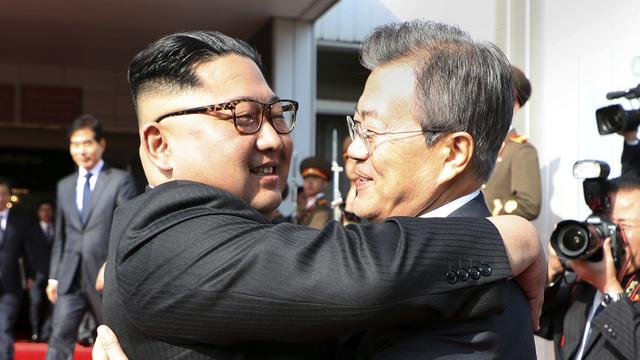 Le président nord-coréen Kim Jong Un (g.) a rencontré samedi le président sud-coréen Moon Jae-in dans la zone démilitarisée de Panmunjon. [Keystone/South Korea Presidential Blue House/Yonhap via AP]