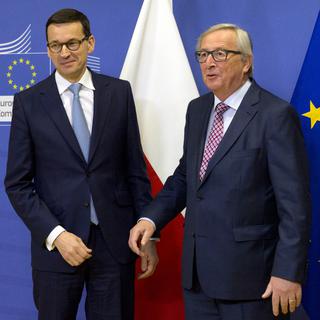 Le Premier ministre polonais, Mateusz Morawiecki, avec le président de la Commission européenne, Jean-Claude Juncker. [AP/Keystone - Virginia Mayo]