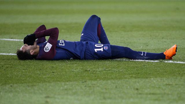 Dimanche, le Brésilien avait dû quitter ses partenaires à 10 minutes de la fin du match sur une civière. [Geoffroy Van der Hasselt]