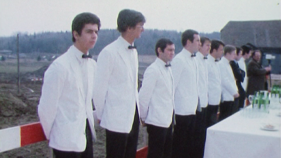 Pose de la première pierre de l'Ecole hôtelière de Lausanne au Chalet-à-Gobet, 1974. [RTS]