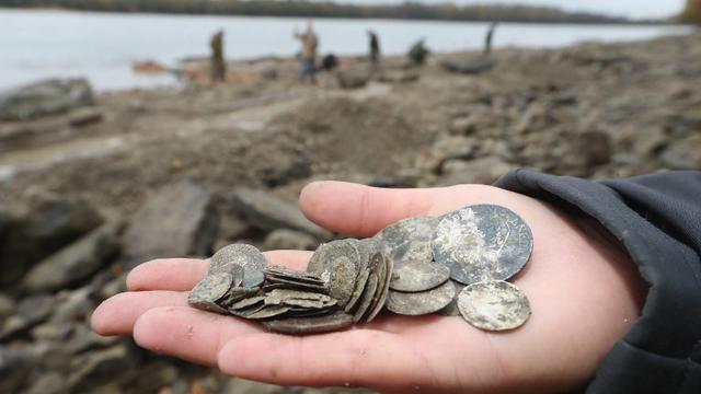 Le trésor trouvé au fond du Danube à Erd, au sud de Budapest, comprend des pièces d'or et d'argent, dont des ducas et des pennies. [AFP - FERENC ISZA]