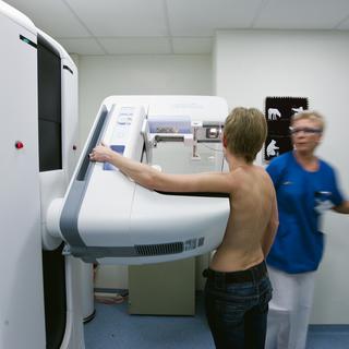 Une mammographie effectuée à la clinique Engeried à Berne. [Keystone - Gaetan Bally]