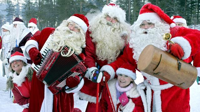 Des Pères Noël qui se réchauffent en chantant en Suède. [AFP - SVEN NACKSTRAND]