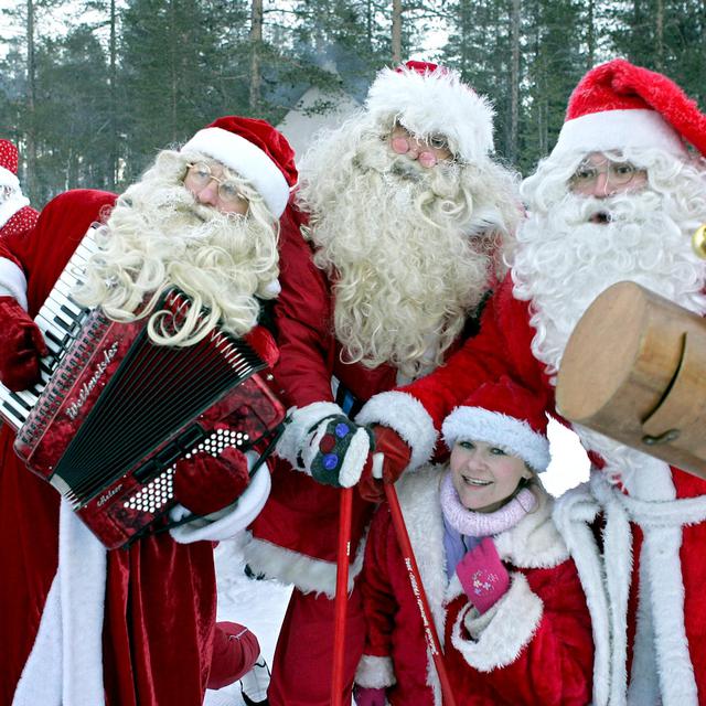 Des Pères Noël qui se réchauffent en chantant en Suède. [AFP - SVEN NACKSTRAND]