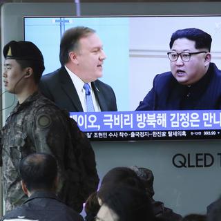 Sur un écran tv, une image illustrant la rencontre entre le directeur de la CIA Mike Pompeo et le dirigeant nord-coréen Kim Jong-un. [AP/Keystone - Ahn Young-joon]