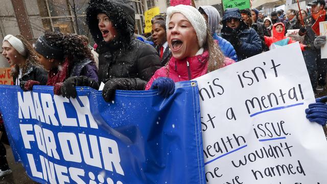 Le rassemblement "March for our lives" a eu lieu un peu partout aux Etats-Unis, comme ici à Cincinnati. [Keystone - John Minchillo - AP Photo]