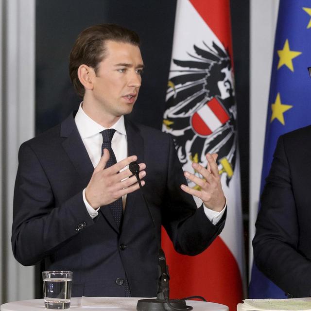 Le nouveau chancellier autrichien Sebastian Kurz (à gauche) et le leader du parti d'extrême-droite Heinz-Christian Strache le 16 décembre 2017 lors de l'annonce de leur coalition pour la formation du nouveau gouvernement. [AP/Keystone - Ronald Zak]