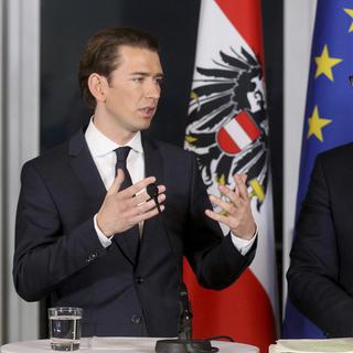 Le nouveau chancellier autrichien Sebastian Kurz (à gauche) et le leader du parti d'extrême-droite Heinz-Christian Strache le 16 décembre 2017 lors de l'annonce de leur coalition pour la formation du nouveau gouvernement. [AP/Keystone - Ronald Zak]