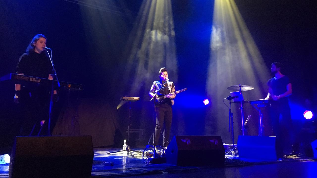La chanteuse romande Sandor sur scène au festival hollandais Eurosonic, à Groningen, le 19 janvier 2018. [RTS - Olivier Horner]