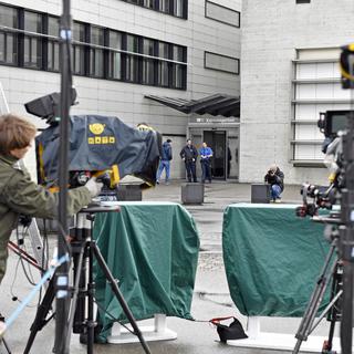 Les médias se massent à l'entrée du tribunal de district de Lenzburg, à Schafisheim, dans le canton d'Argovie, où est jugé le cas du quadruple meurtre de Rupperswil en 2015.
