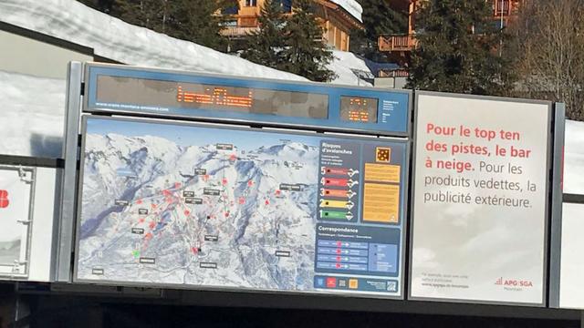 Le panneau signale que toutes les pistes sont fermées au pied des Violettes. [RTS - Marie Giovanola]