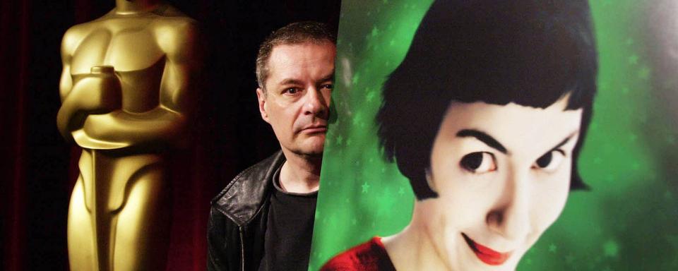 Jean-Pierre Jeunet devant l'affiche du film "Le fabuleux destin d'Amélie Poulain". [Keystone - SCANPIX/ERLEND AAS]