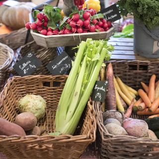 Des paniers de légumes provenant des fermes de la campagne zurichoise vendus dans une épicerie de la ville. [Gaetan Bally]