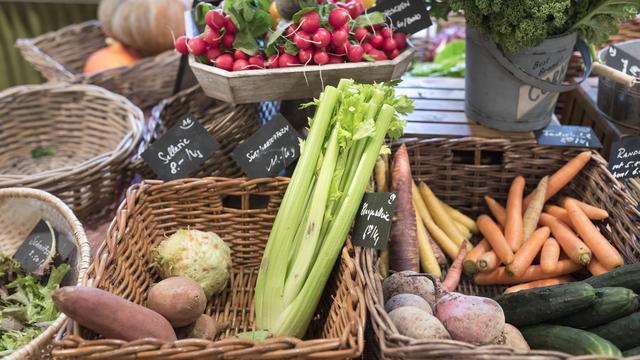 Des paniers de légumes provenant des fermes de la campagne zurichoise vendus dans une épicerie de la ville. [Gaetan Bally]