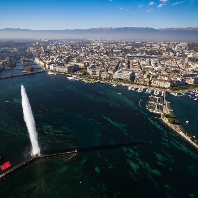 Le jet d'eau et la ville de Genève. [Keystone - Valentin Flauraud]