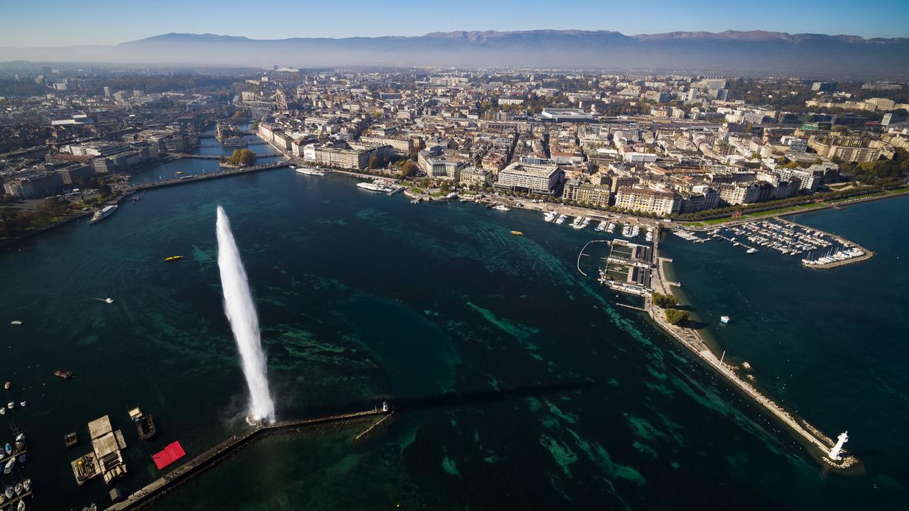 Le jet d'eau et la ville de Genève. [Keystone - Valentin Flauraud]