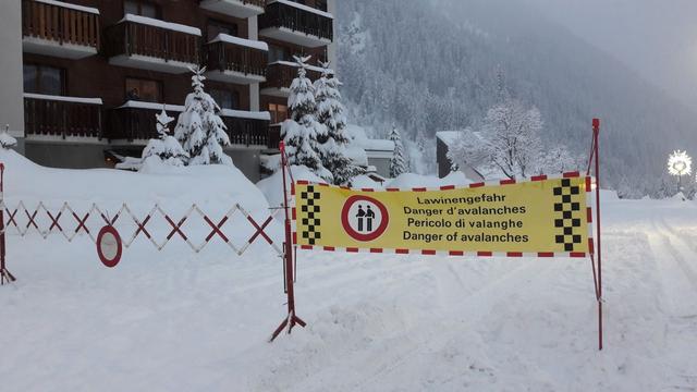 Une rue barrée en raison du danger d'avalanches à Zinal le 21 janvier 2018. [vosinfos - Christelle Travelletti]