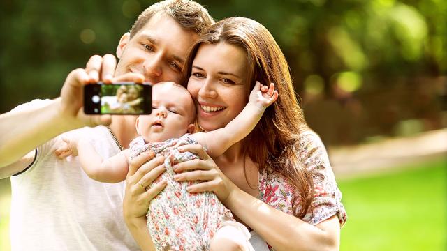 De nombreux parents postent des photos de leurs bébés sur les réseaux sociaux. [Fotolia - Pour l'heure, seules les mères ont droit à un congé officielle de 14 semaines.]