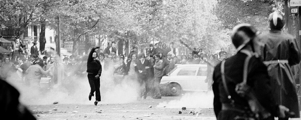 Une bagarre boulevard Saint-Germain le 6 mai 1968. [AFP - Roger-Viollet]